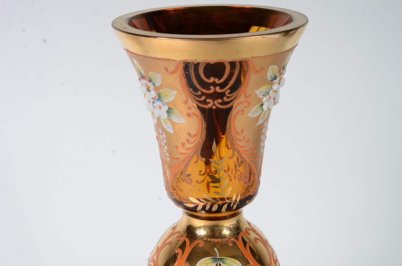 Vaso de cristal veneziano com flores em relevo policromado e dourado. - foto 4 de 8