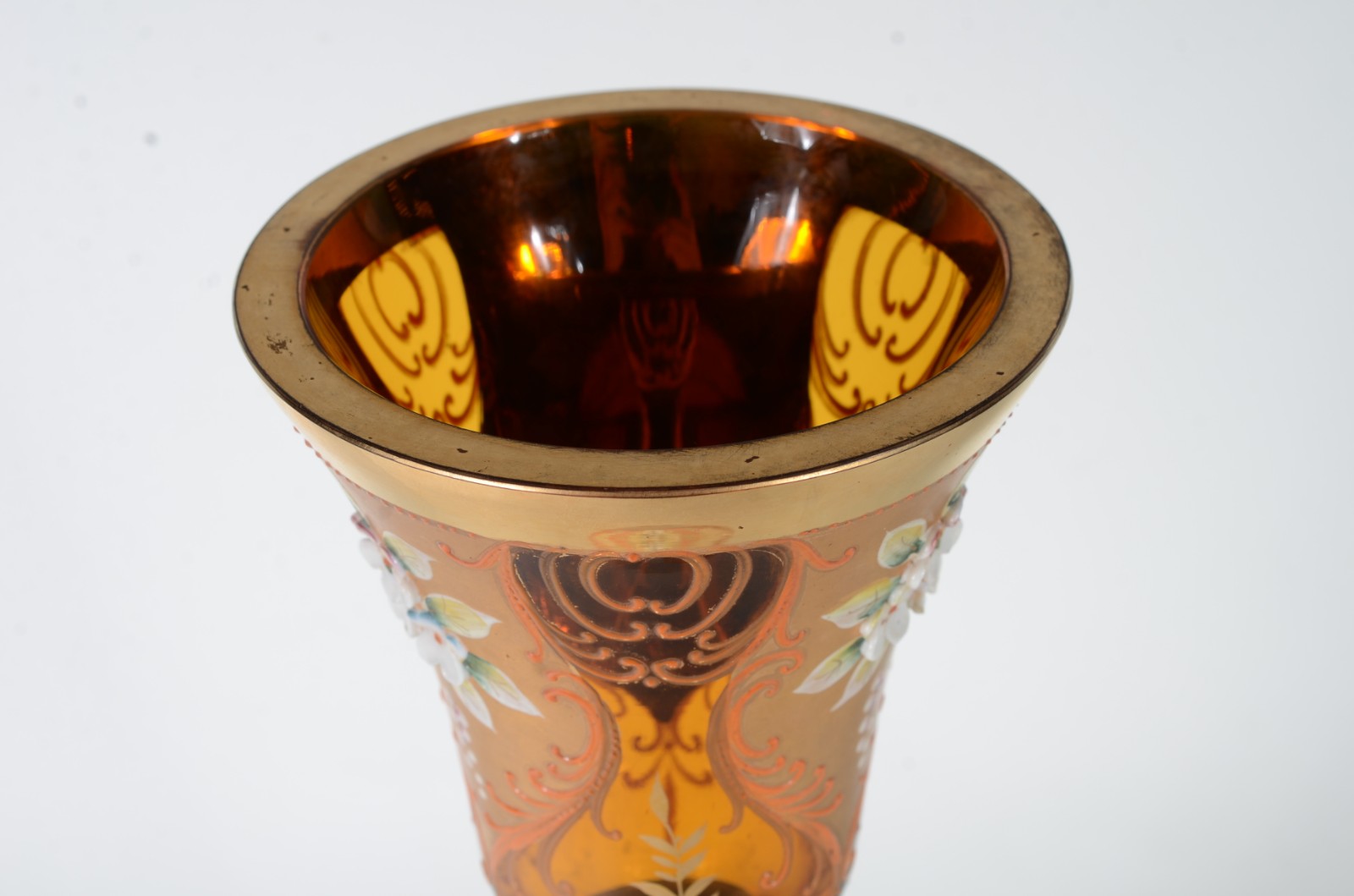 Vaso de cristal veneziano com flores em relevo policromado e dourado. - foto 5 de 8