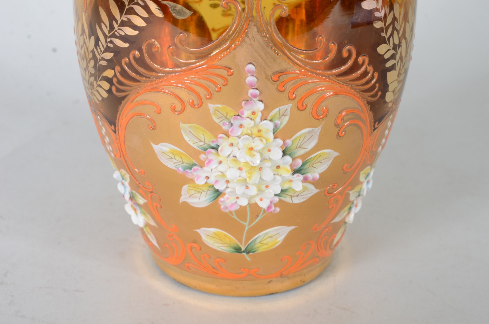 Vaso de cristal veneziano com flores em relevo policromado e dourado. - foto 6 de 8