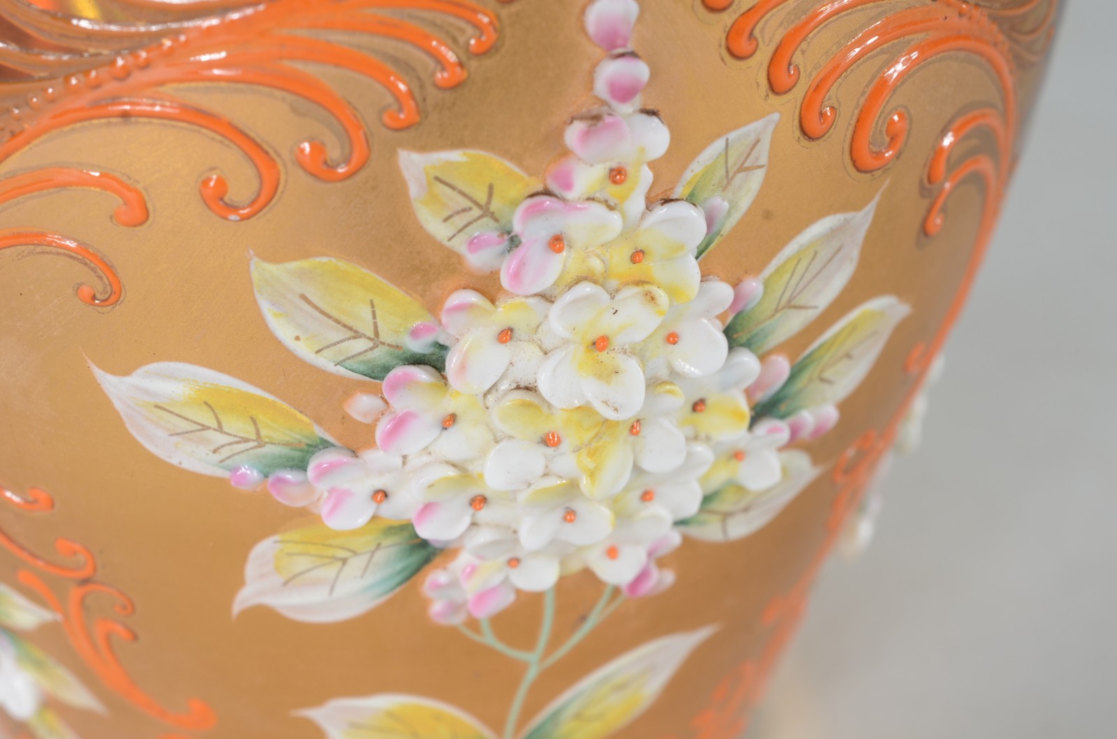 Vaso de cristal veneziano com flores em relevo policromado e dourado. - foto 7 de 8