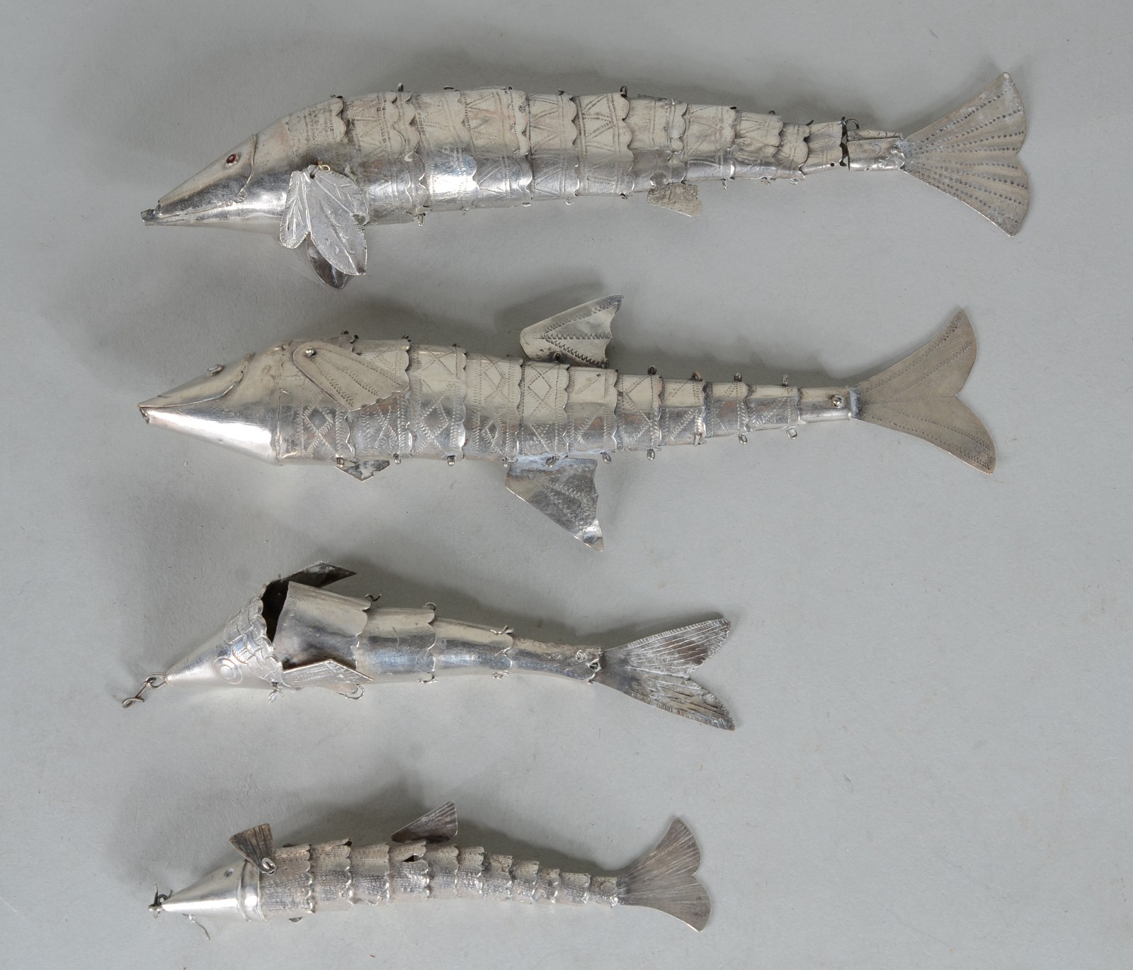 Quatro enfeites de prata maleável na forma de peixes (pequenos... - foto 1 de 9