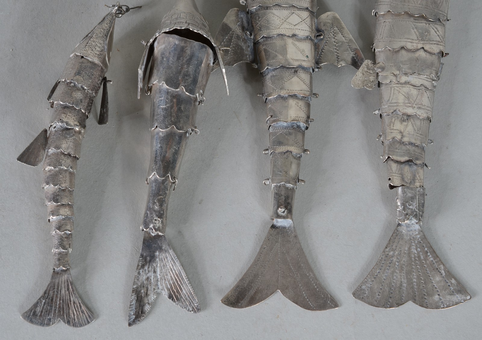 Quatro enfeites de prata maleável na forma de peixes (pequenos... - foto 9 de 9