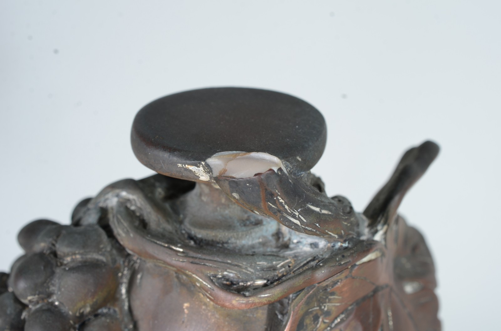 Duas garrafas de vidro, tampas de material sintético patinado... - foto 6 de 11