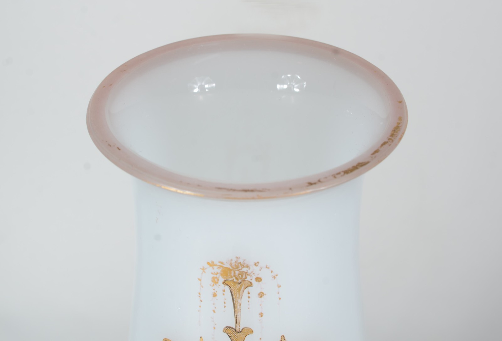 Vaso de opalina branca feitio balaústre decorado com guirlanda... - foto 3 de 7