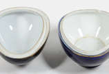Caixa de porcelana  em forma de ovo na cor azul... - Caixa de porcelana  em forma de ovo na cor azul cobalto com figura de nobre em policromia.