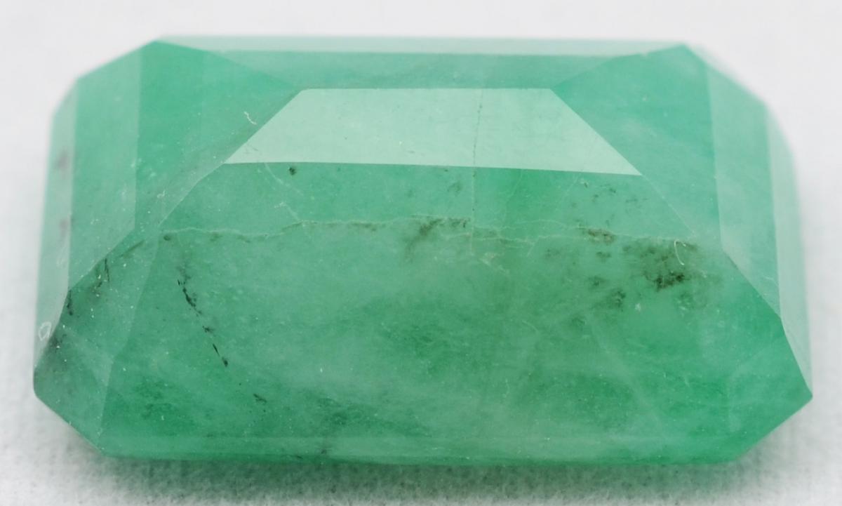 Esmeralda lapidação retangular, com 24 carats, boa cristalização... - foto 2 de 3