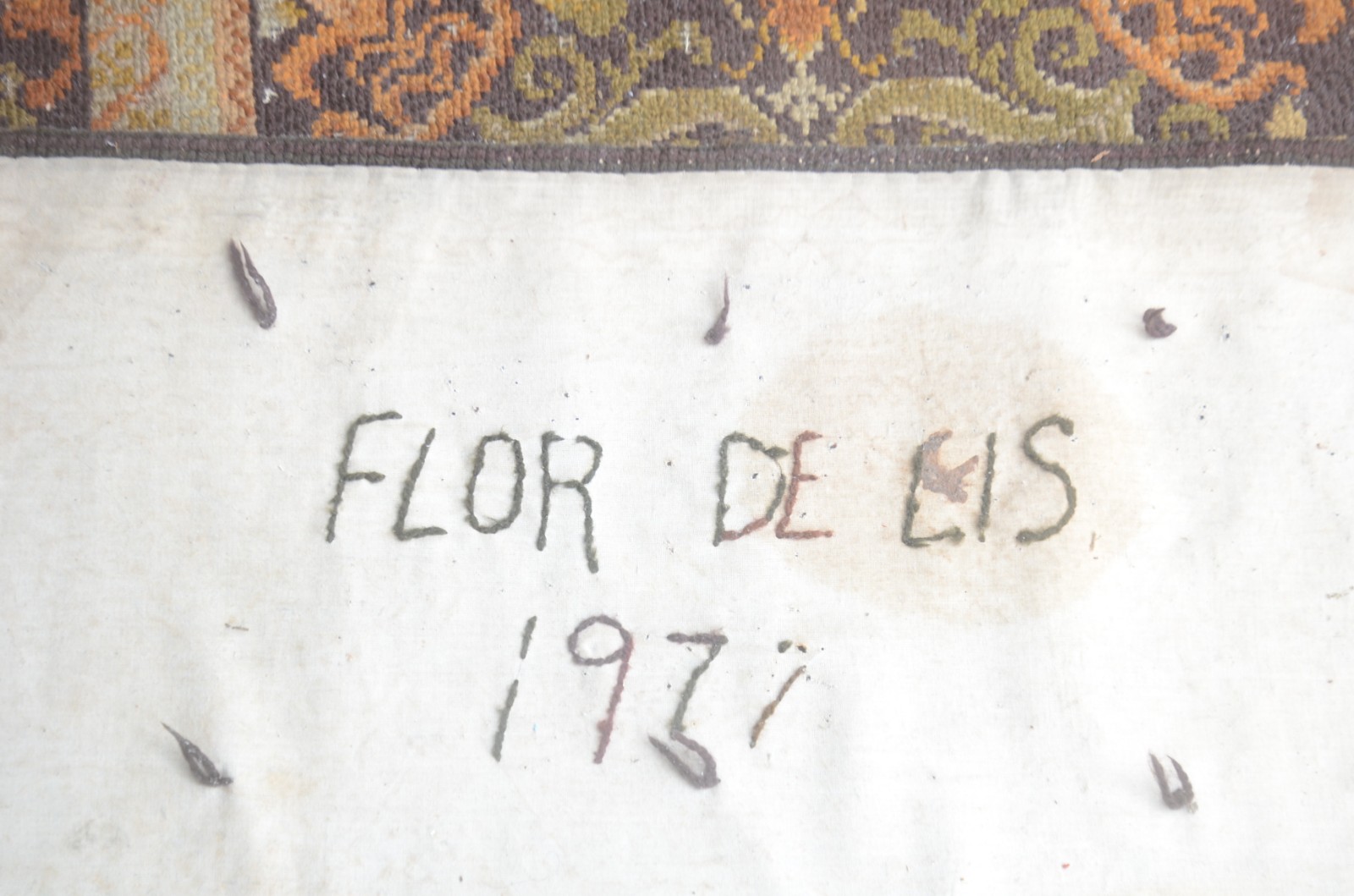 Tapete Arraiolo - "Flor de Lins". (Com desgastes e precisando lavar). - foto 7 de 11