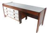 Jorge Zalszupin (1922-2020), L'Atelier - Cômoda/escrivaninha executada em peroba do campo e fórmica bege, com oito gavetas. Produzida sob encomenda para os quartos do antigo Hotel Nacional no