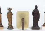 Cinco pequenas figuras sacras, diversos materia... - Cinco pequenas figuras sacras, diversos materiais, medida da maior 