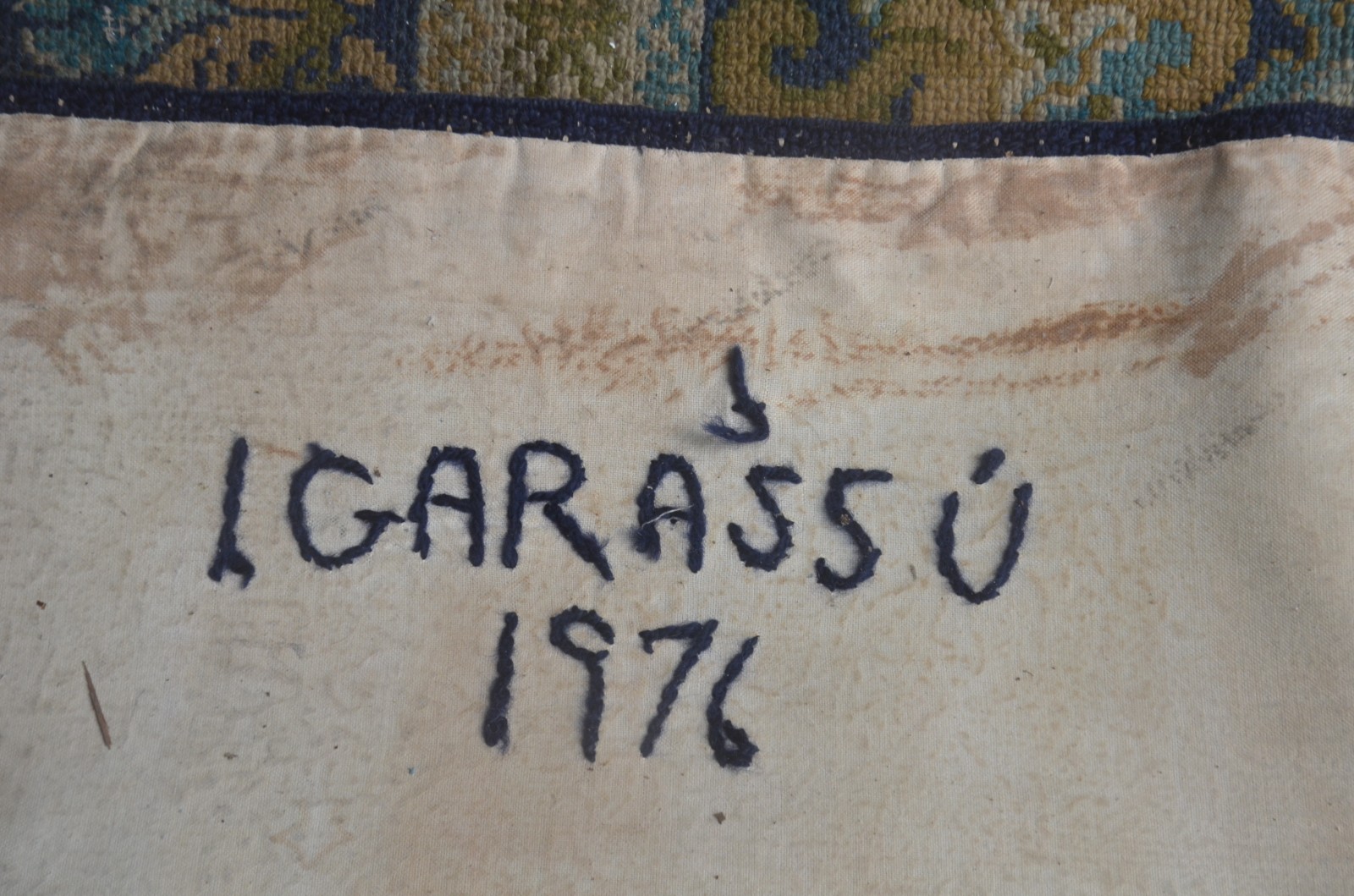 Tapete Arraiolo - "Igarassú 1976". (Com desgastes e precisando lavar). - foto 10 de 11