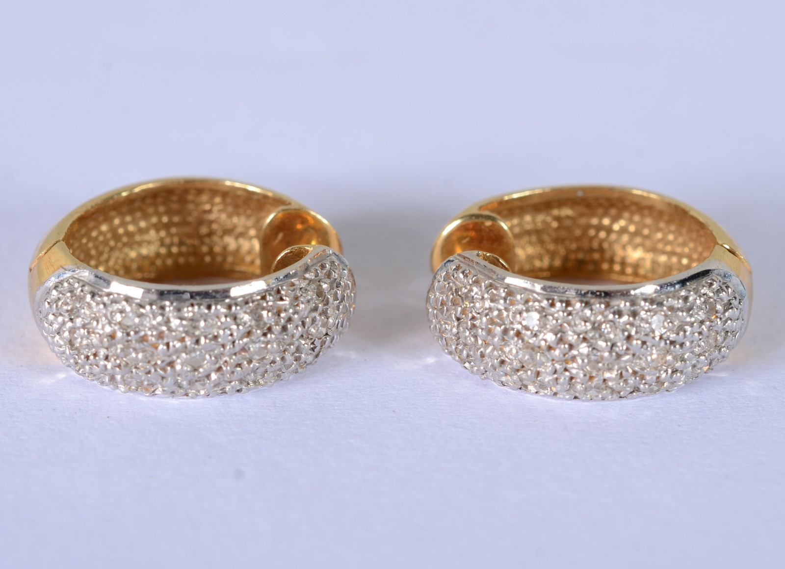 Par de brincos de ouro amarelo 18k, cravejado com aproximadamente 0,6... - foto 1 de 7