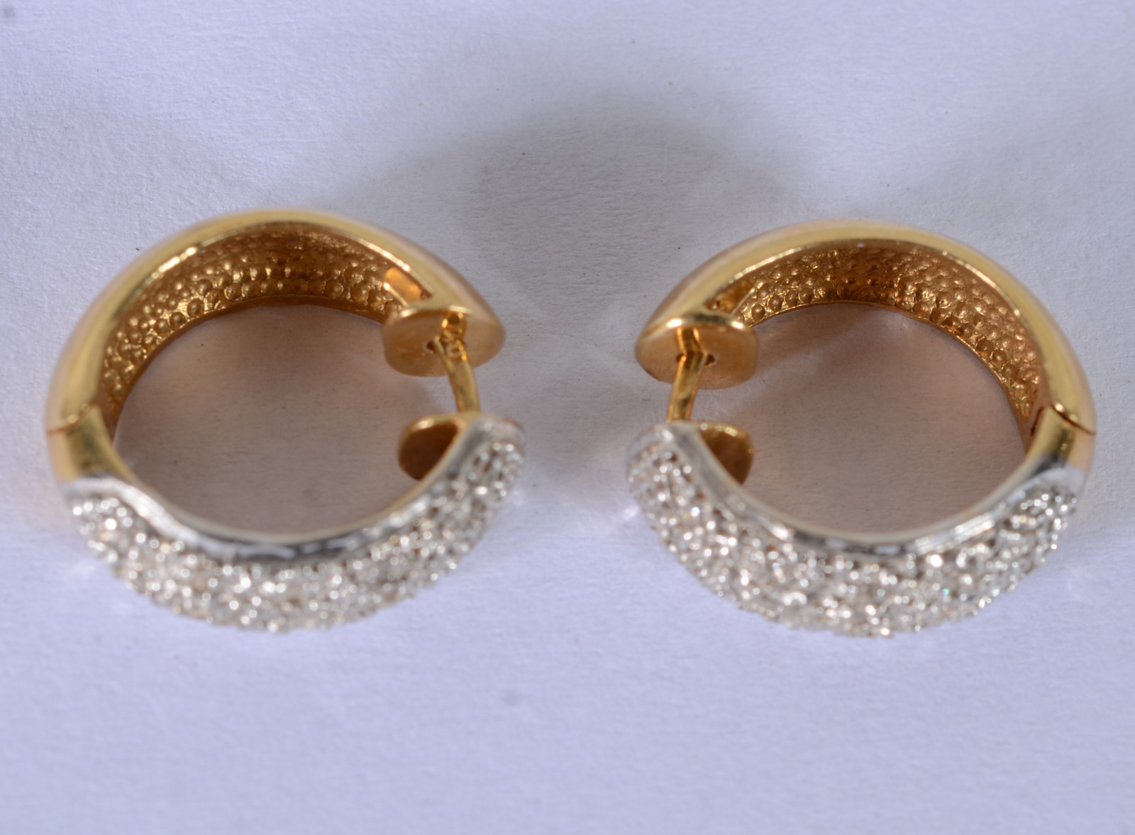 Par de brincos de ouro amarelo 18k, cravejado com aproximadamente 0,6... - foto 2 de 7