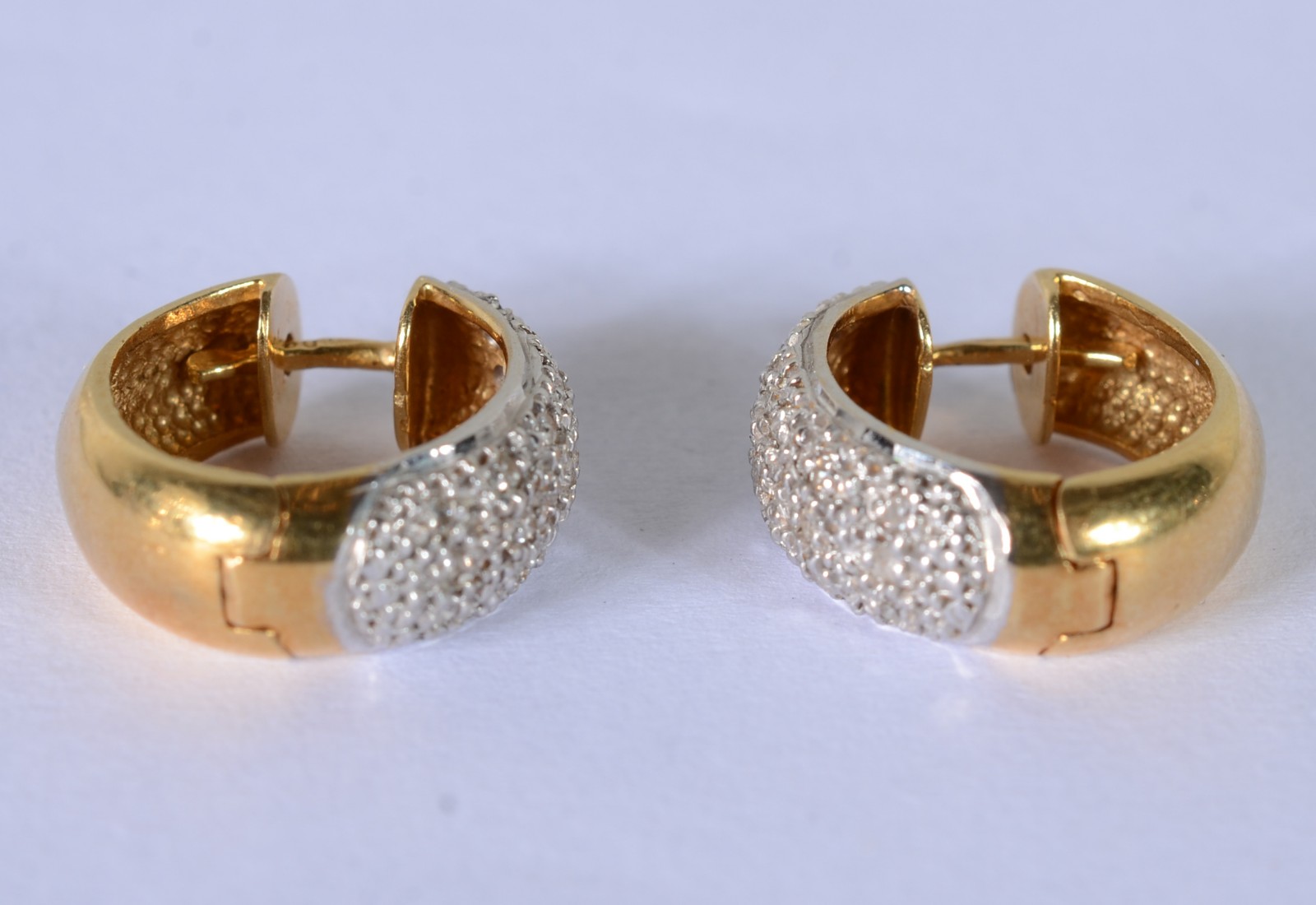 Par de brincos de ouro amarelo 18k, cravejado com aproximadamente 0,6... - foto 3 de 7