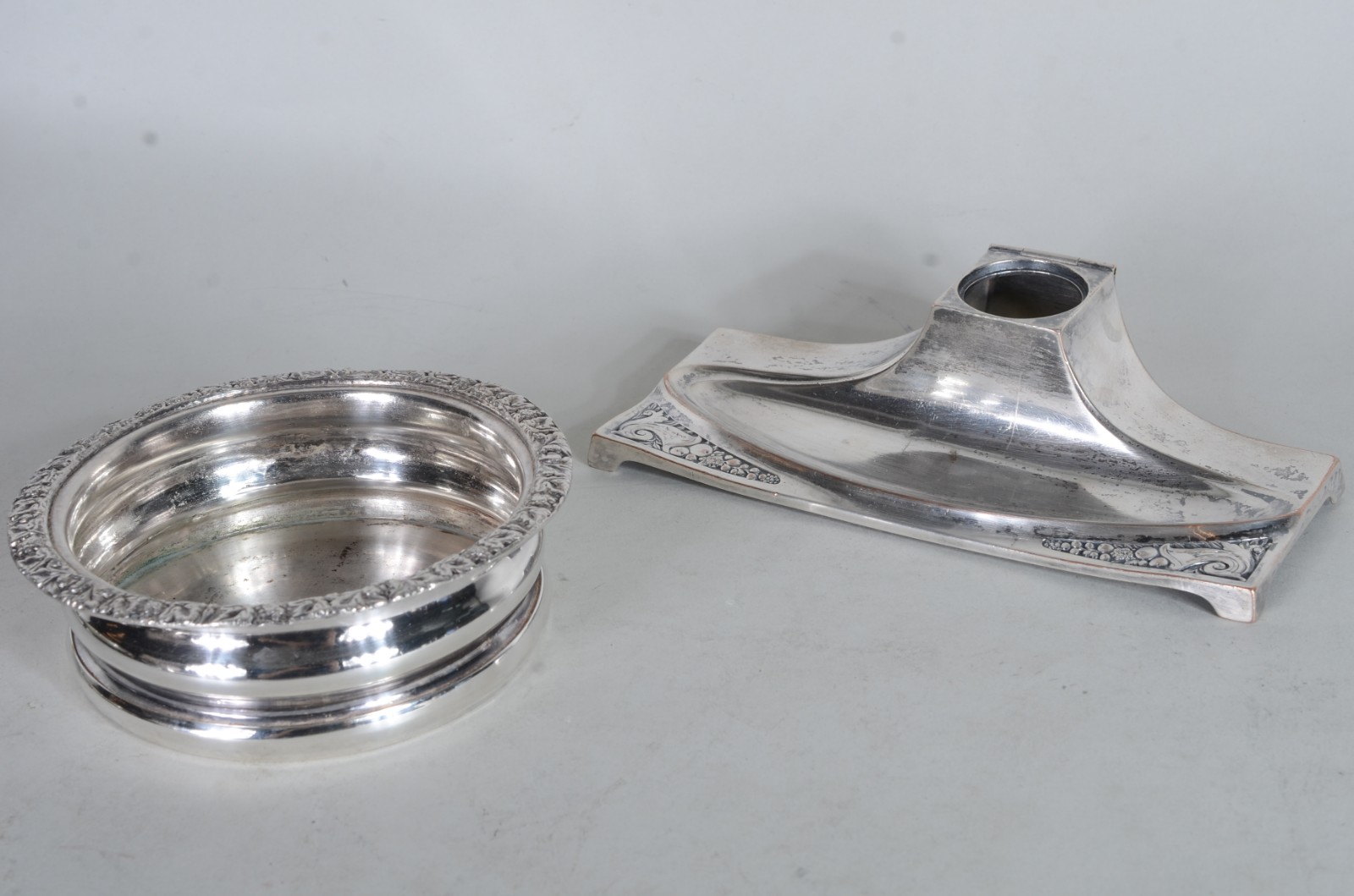 Dez peças diversas de metal prateado. Com desgastes. - foto 3 de 11