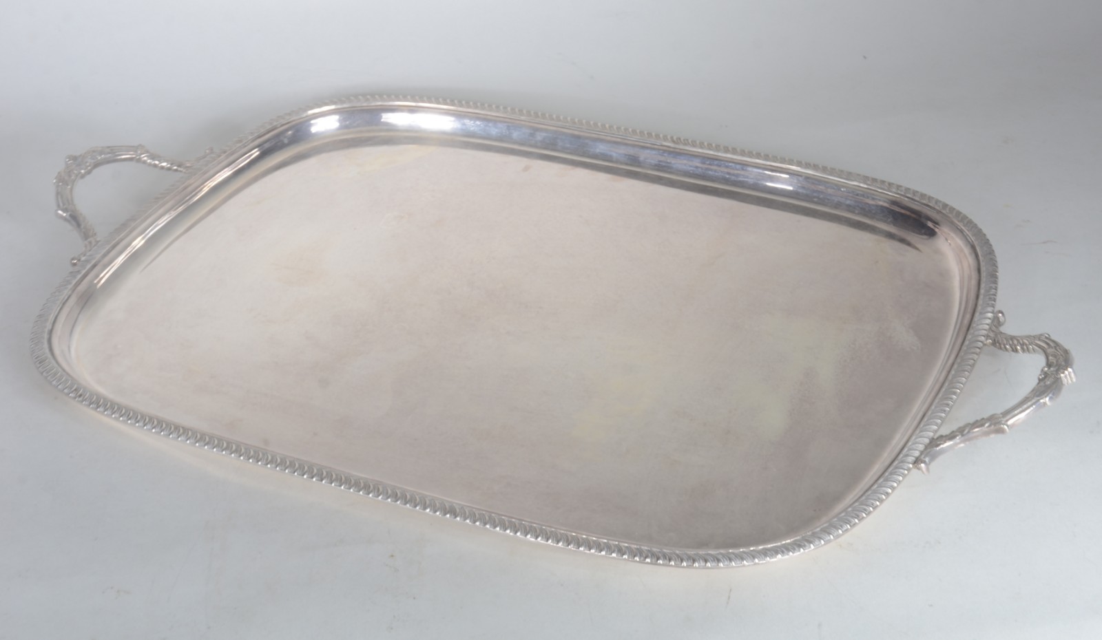 Bandeja com alças de metal prateado. - foto 1 de 8