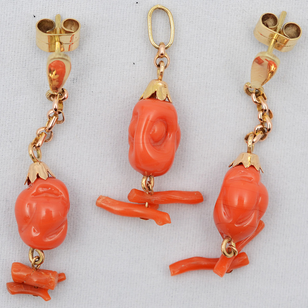 Conjunto com par de brincos (altura 4,5 cm) e pendente (altura 3,5...