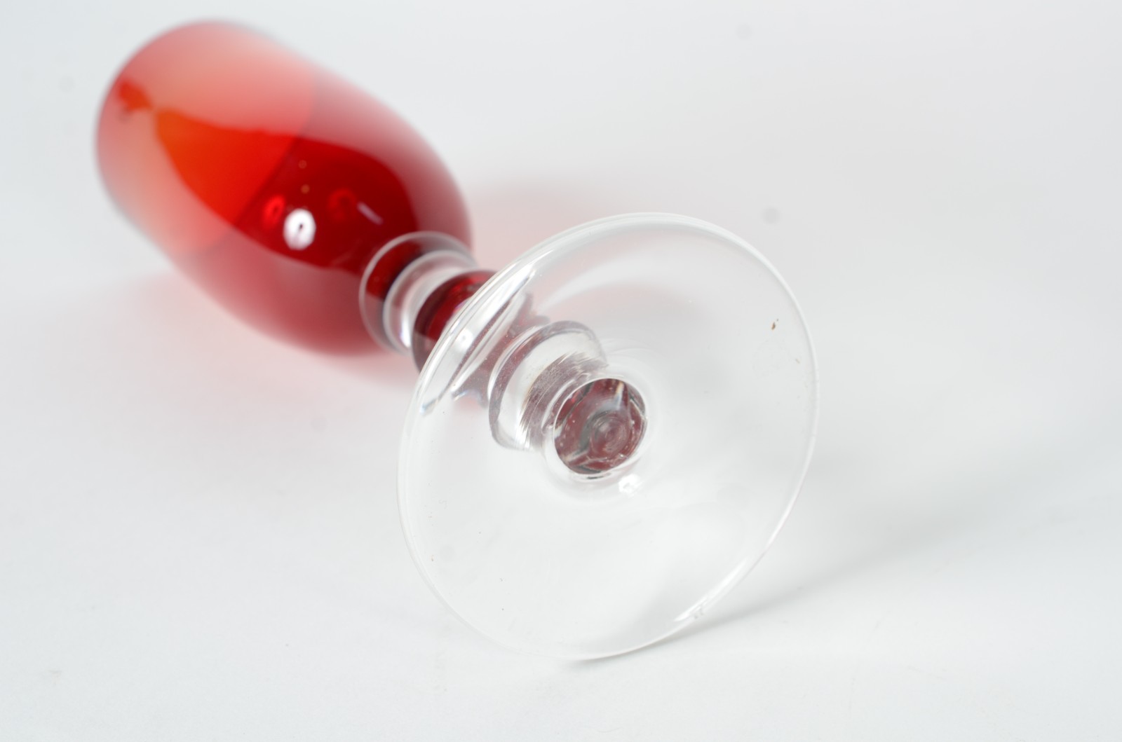 Cinco flutes para champagne de cristal vermelho. - foto 4 de 5