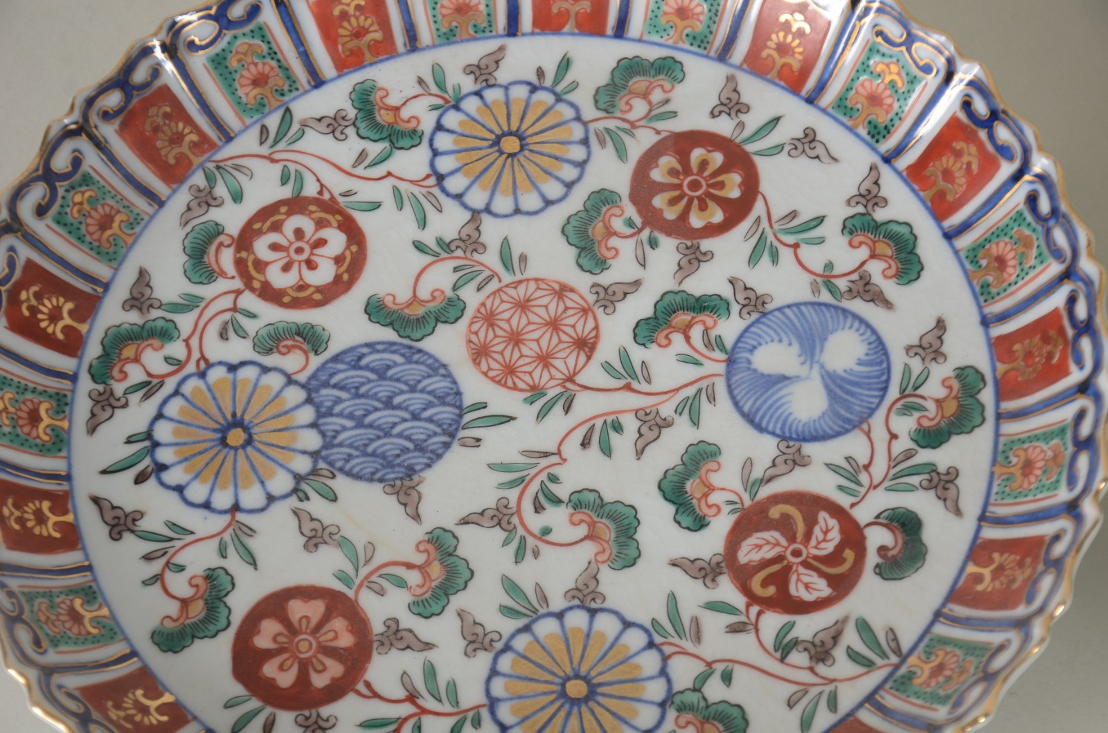 Dois pratos de porcelana oriental Imari. Um com fio de cabelo no... - foto 4 de 7