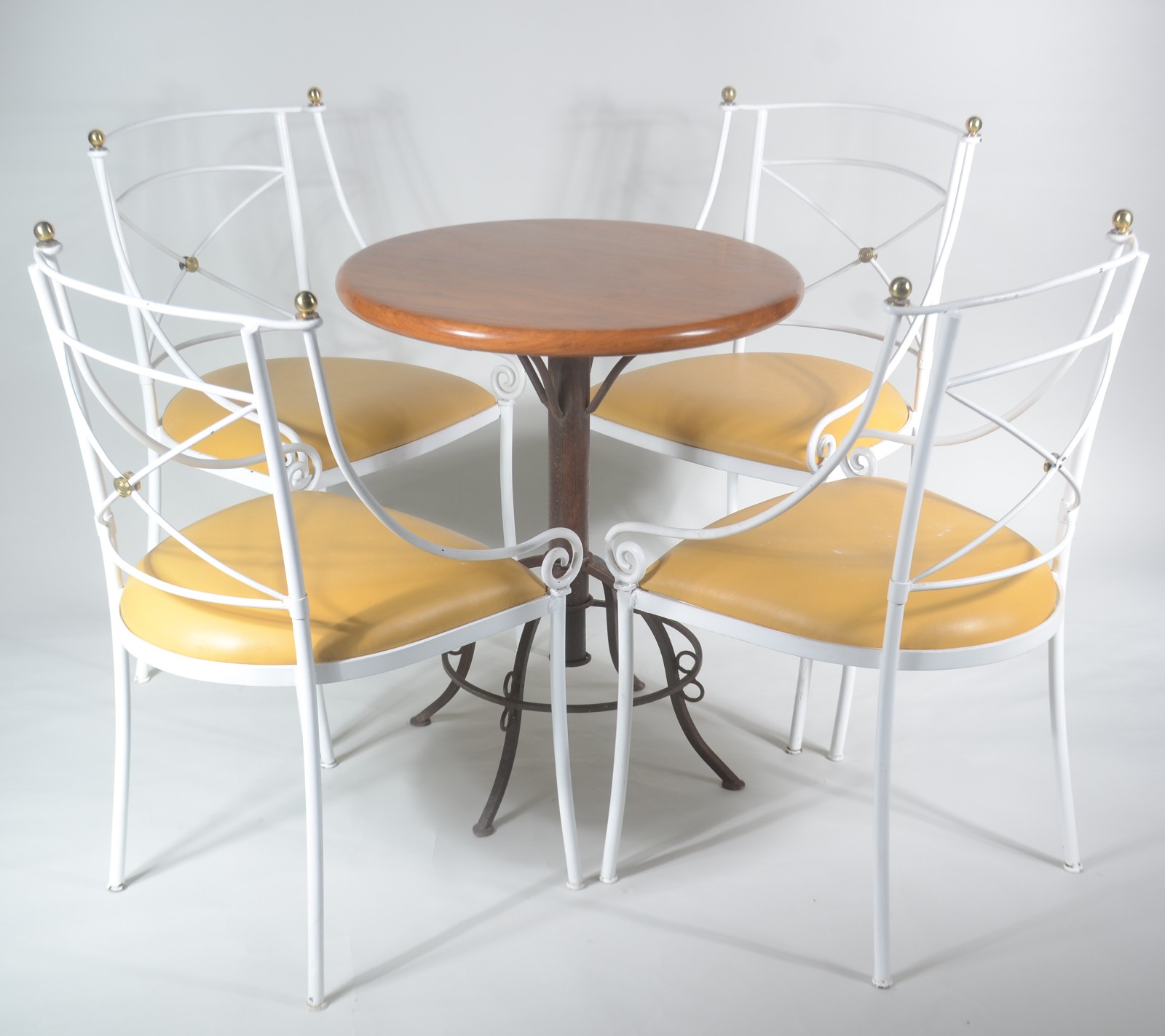 Conjunto para varanda composto de mesa circular com base de metal e... - foto 1 de 11
