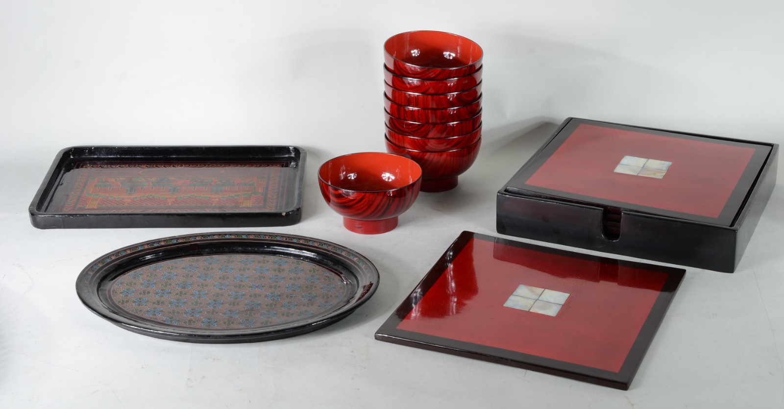 Diversas peças orientais, sendo: 6 souplats vermelho, 8 bowls e 2... - foto 1 de 7