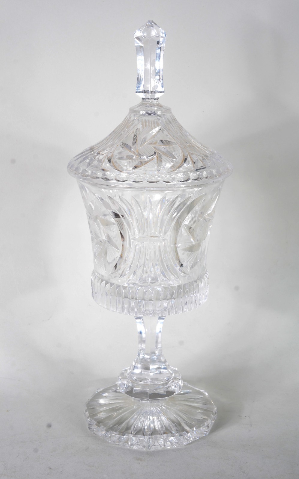 Compoteira de cristal europeu lapidado ( com lascado na borda). - foto 1 de 11
