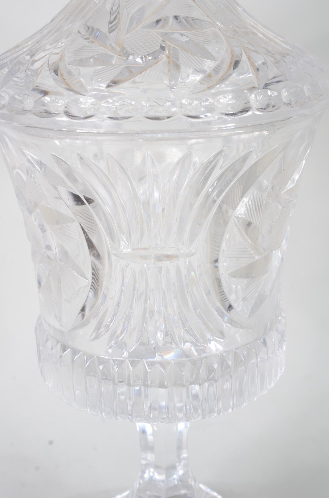 Compoteira de cristal europeu lapidado ( com lascado na borda). - foto 5 de 11