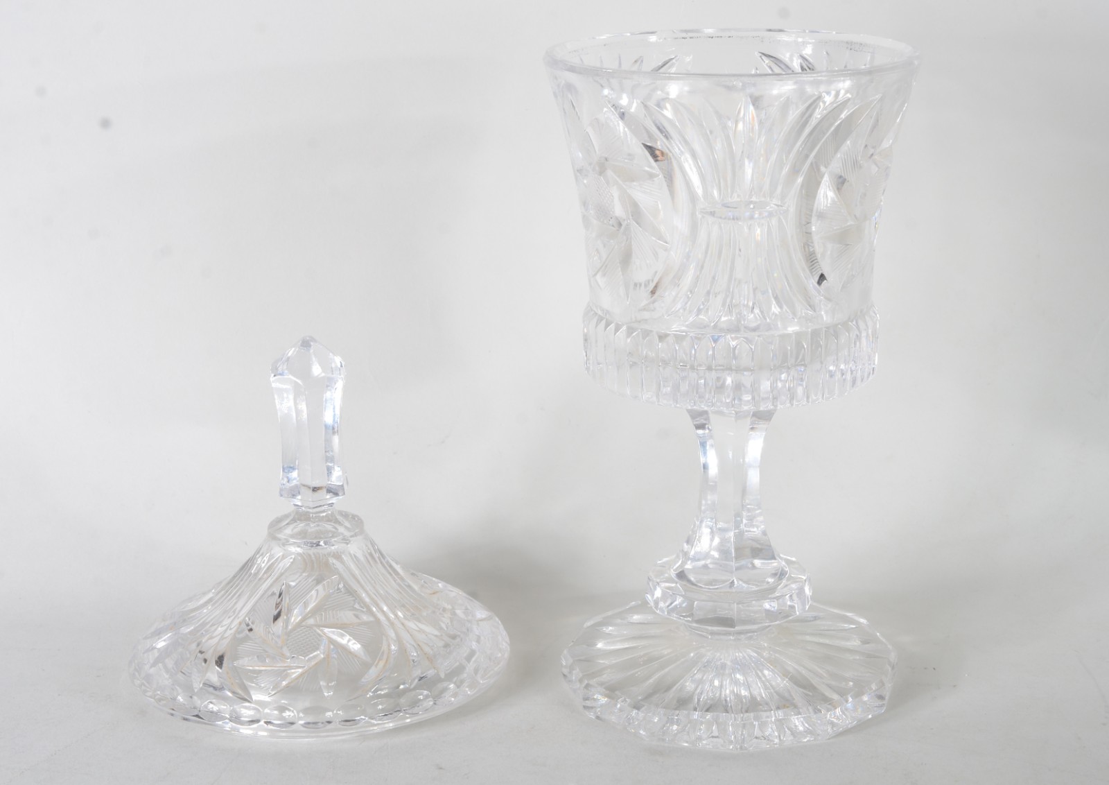 Compoteira de cristal europeu lapidado ( com lascado na borda). - foto 7 de 11