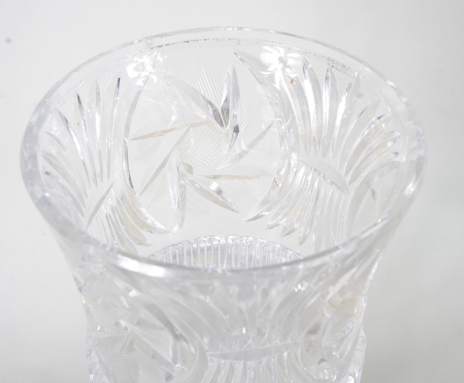 Compoteira de cristal europeu lapidado ( com lascado na borda). - foto 8 de 11