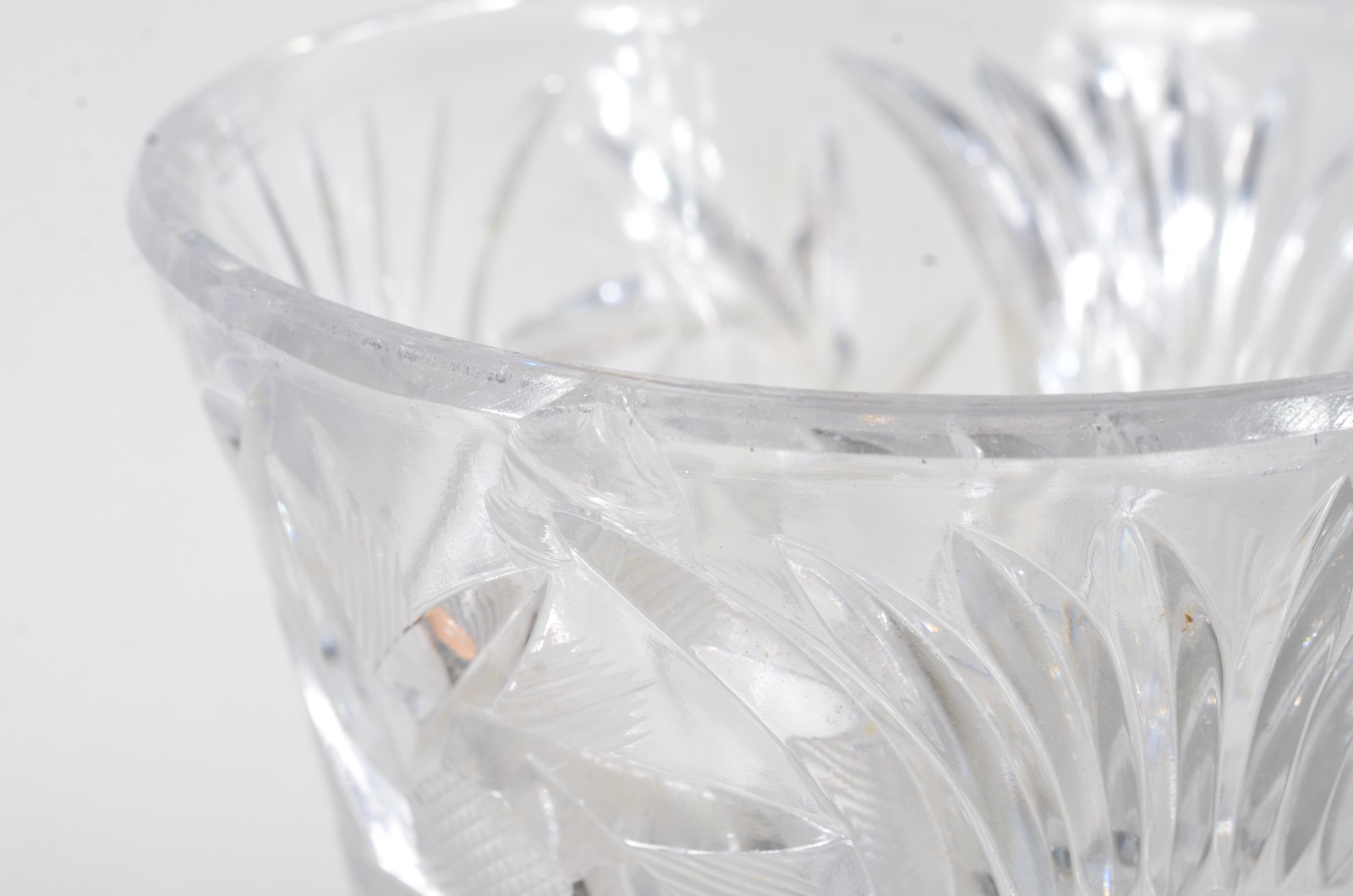 Compoteira de cristal europeu lapidado ( com lascado na borda). - foto 9 de 11