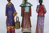 Três estatuetas de resina representando  figura... - Três estatuetas de resina representando  figuras orientais.