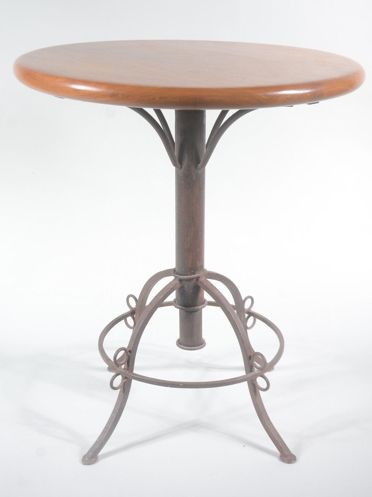 Conjunto para varanda composto de mesa circular com base de metal e... - foto 9 de 11