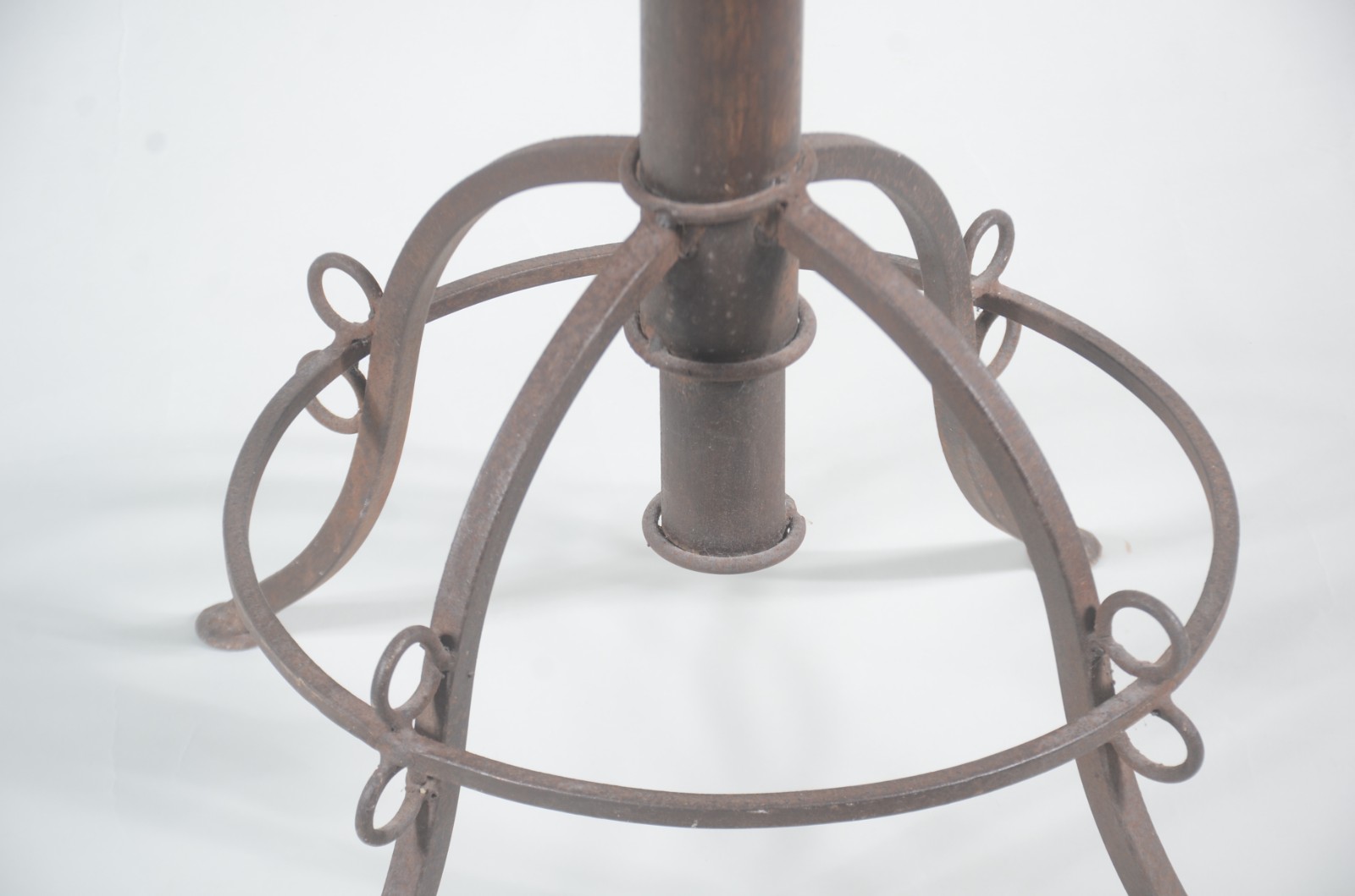 Conjunto para varanda composto de mesa circular com base de metal e... - foto 11 de 11