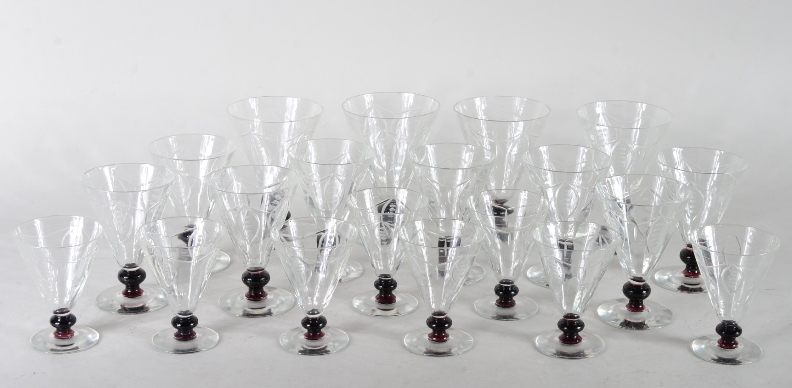 Serviço de cristal lapidado, base na cor roxa, composto de: 2 para... - foto 1 de 11