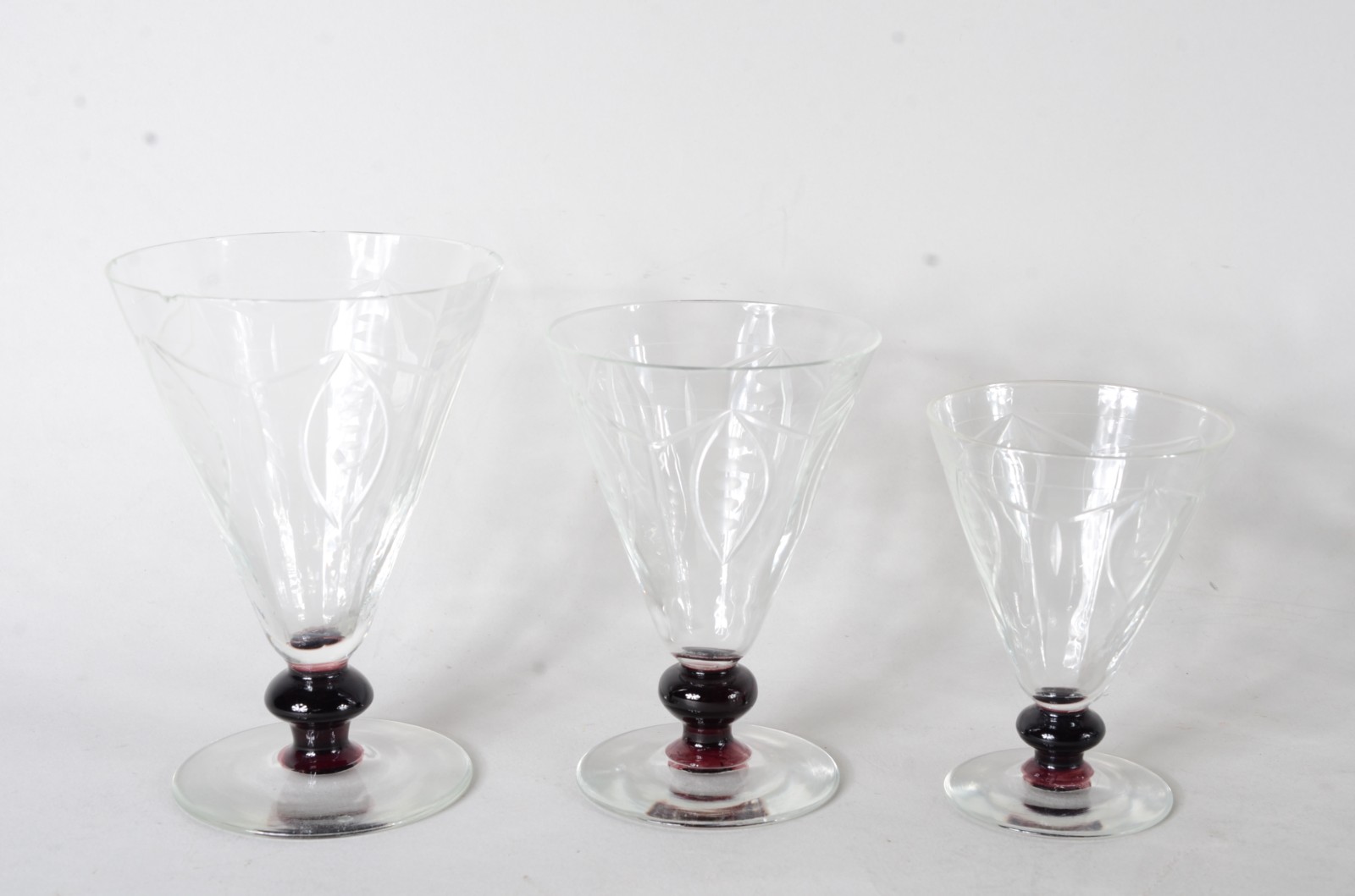 Serviço de cristal lapidado, base na cor roxa, composto de: 2 para... - foto 2 de 11