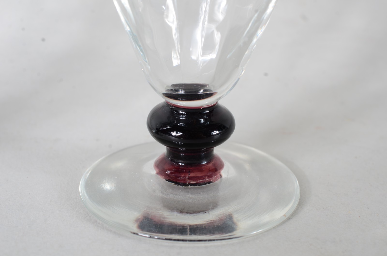 Serviço de cristal lapidado, base na cor roxa, composto de: 2 para... - foto 3 de 11