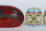 Tres peças orientais, sendo par de  pequenos po... - Tres peças orientais, sendo par de  pequenos potiches  de porcelana chinesa, altura : 12cm , e porta joias de madeira laqueada em forma de ovo.