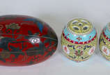 Tres peças orientais, sendo par de  pequenos po... - Tres peças orientais, sendo par de  pequenos potiches  de porcelana chinesa, altura : 12cm , e porta joias de madeira laqueada em forma de ovo.