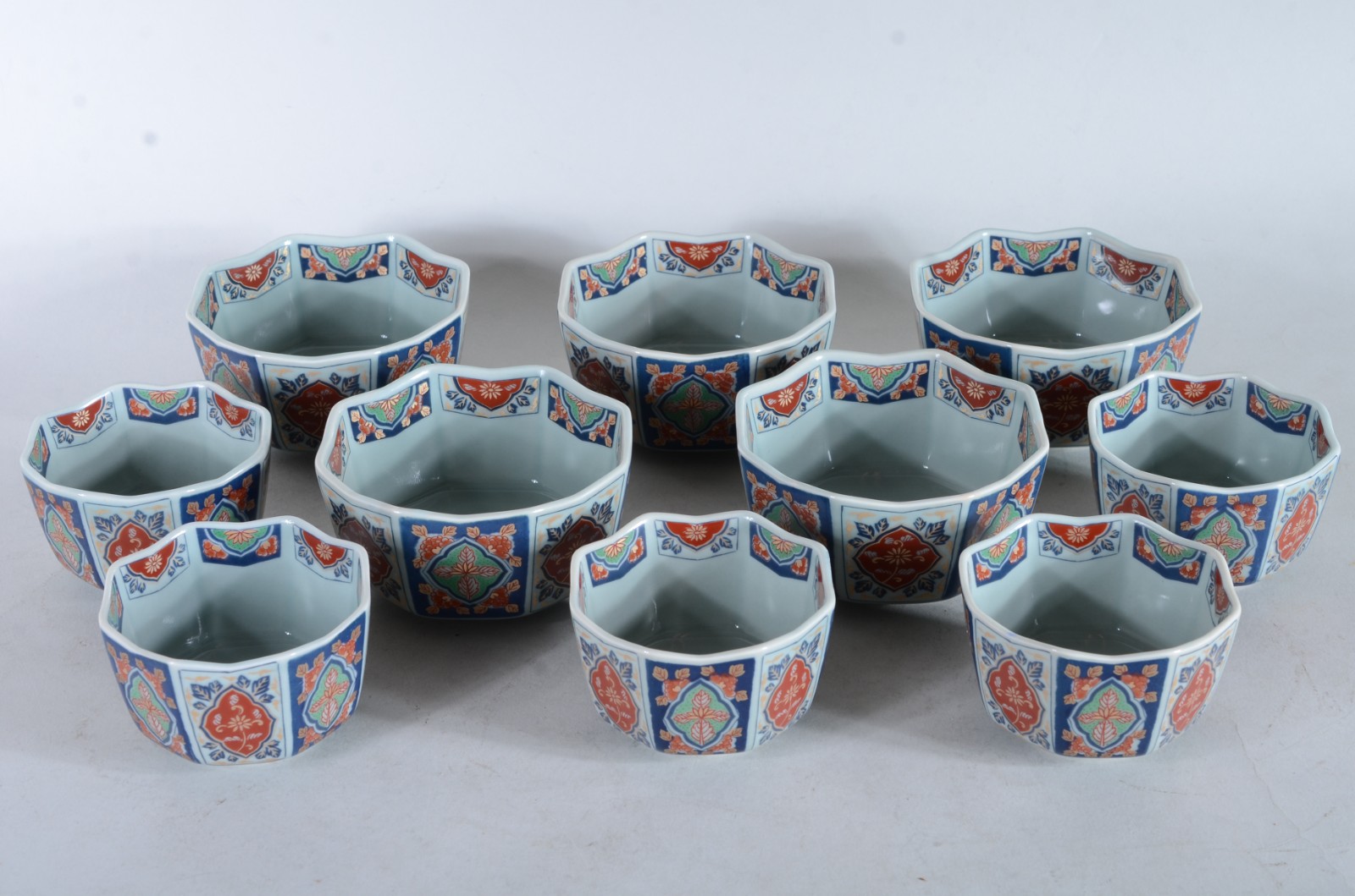 Conjunto com 10 bowls de porcelana japonesa policromada. Com 2... - foto 1 de 10