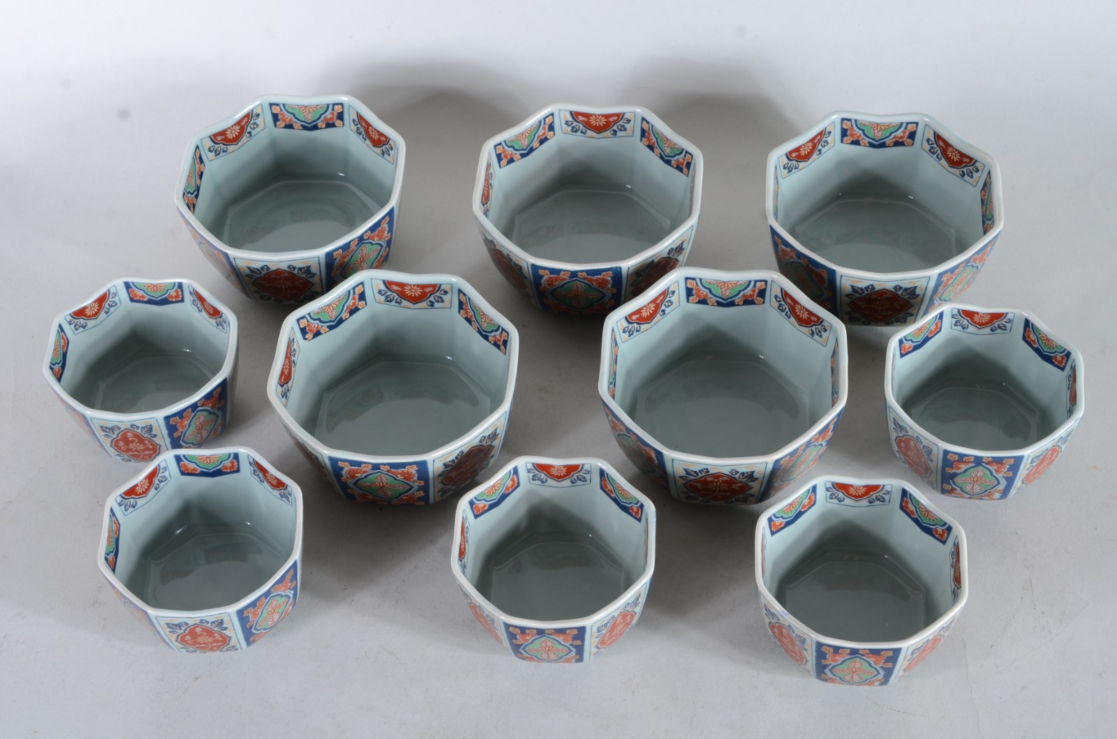 Conjunto com 10 bowls de porcelana japonesa policromada. Com 2... - foto 2 de 10