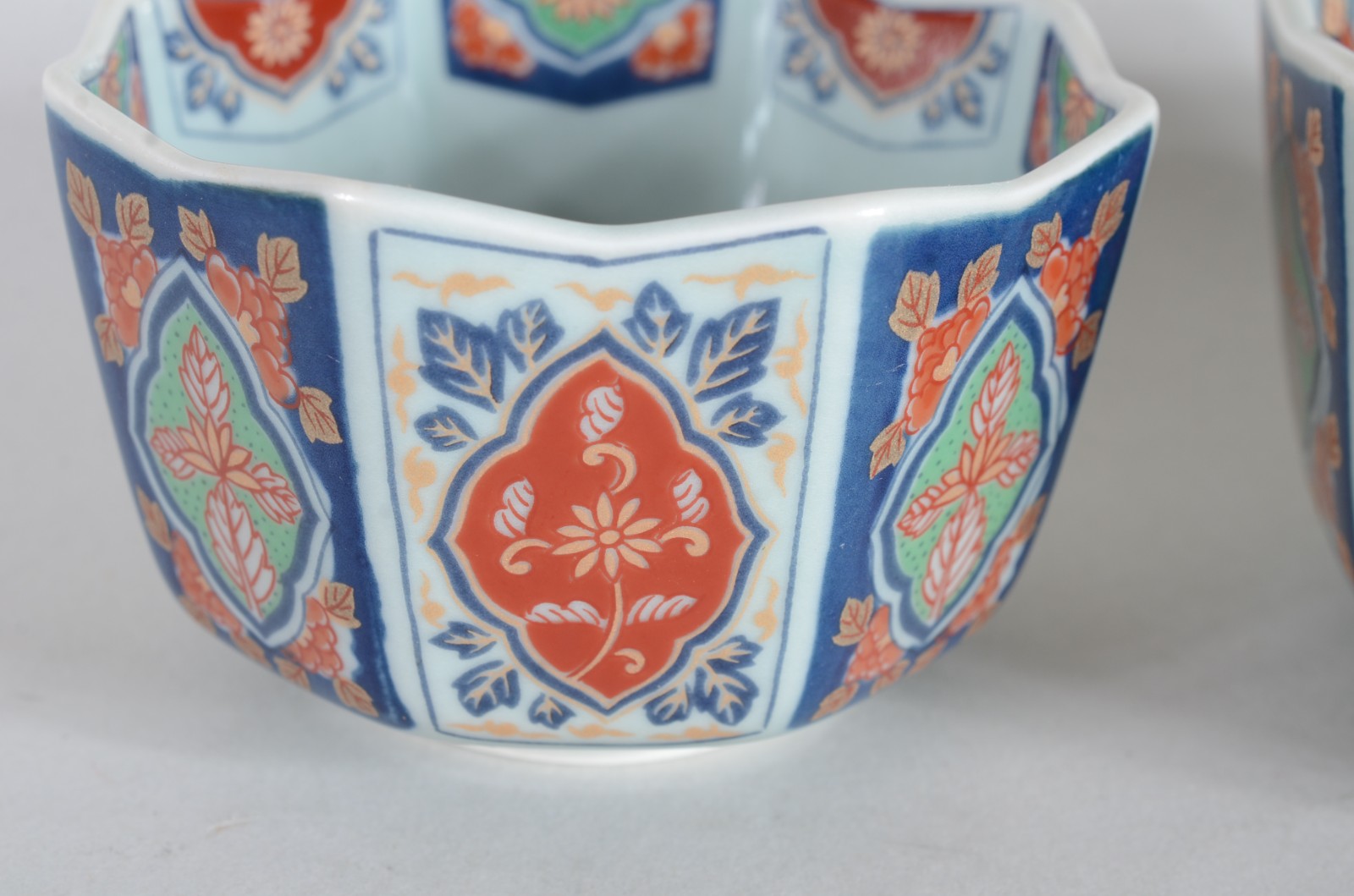Conjunto com 10 bowls de porcelana japonesa policromada. Com 2... - foto 3 de 10