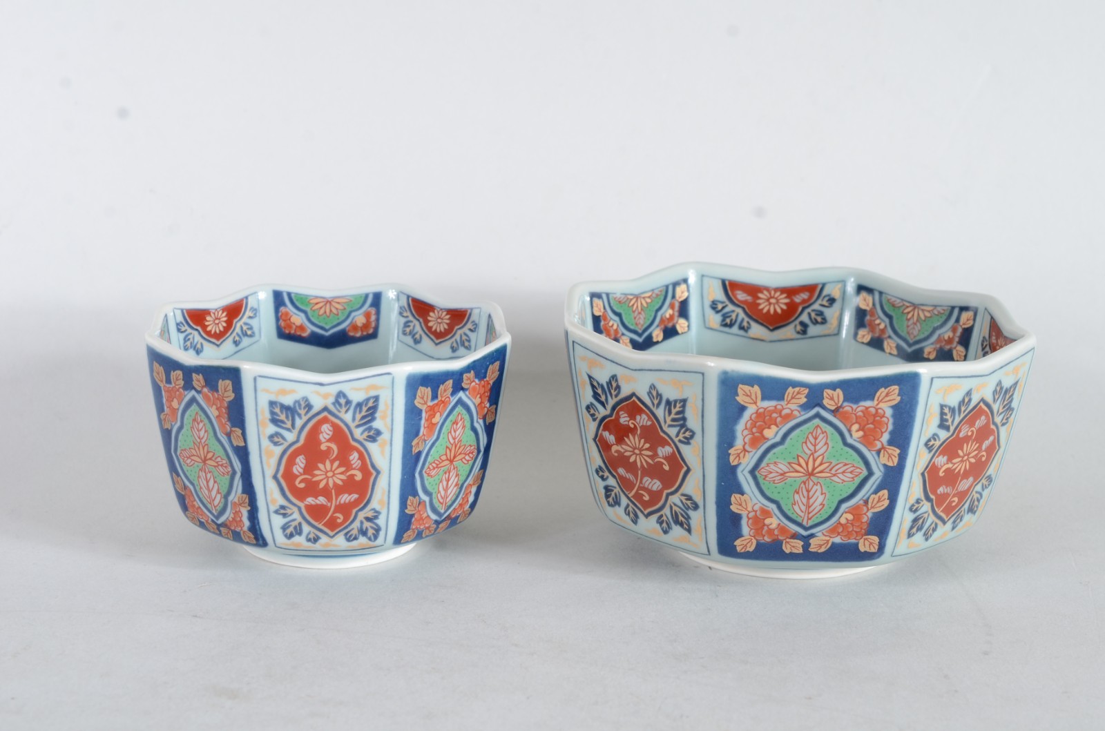 Conjunto com 10 bowls de porcelana japonesa policromada. Com 2... - foto 4 de 10