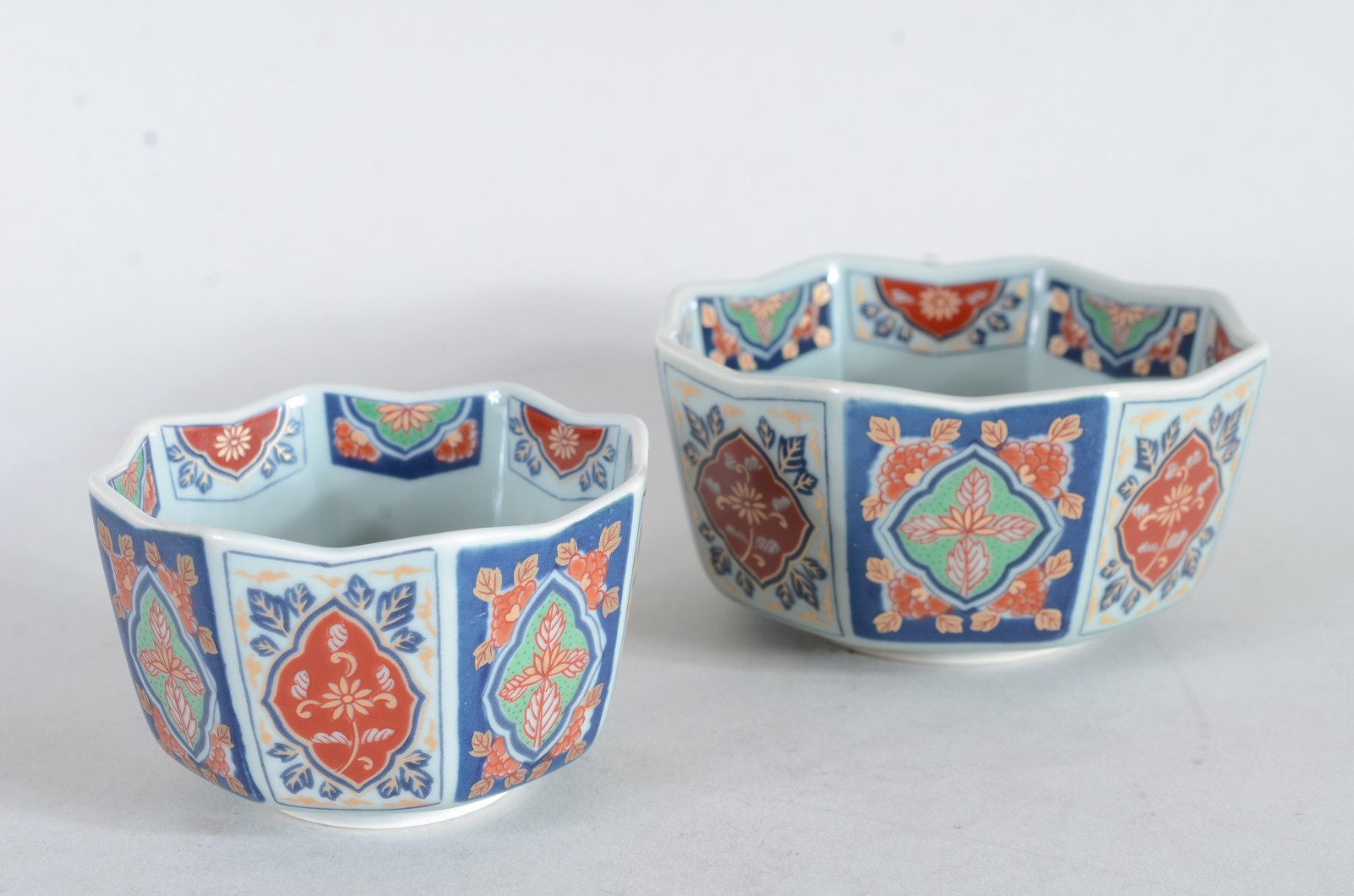 Conjunto com 10 bowls de porcelana japonesa policromada. Com 2... - foto 5 de 10
