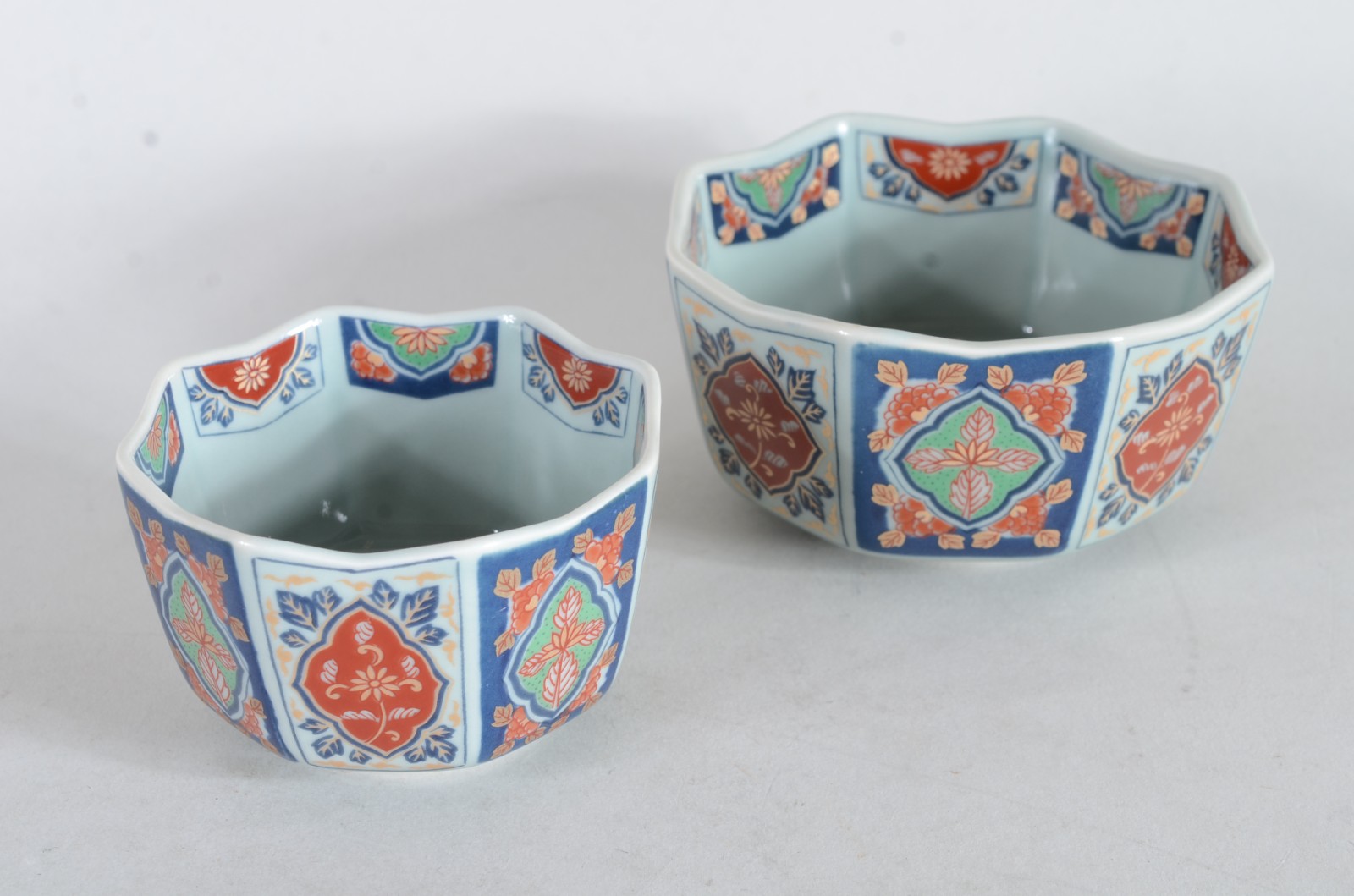Conjunto com 10 bowls de porcelana japonesa policromada. Com 2... - foto 6 de 10