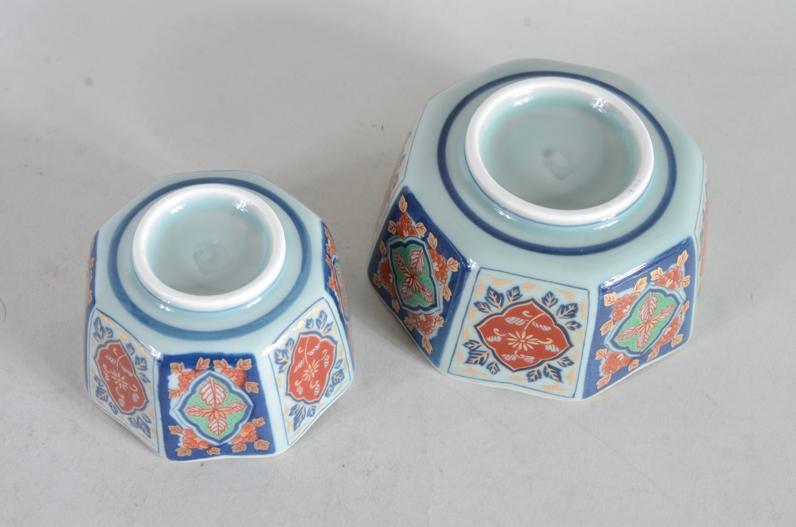 Conjunto com 10 bowls de porcelana japonesa policromada. Com 2... - foto 7 de 10
