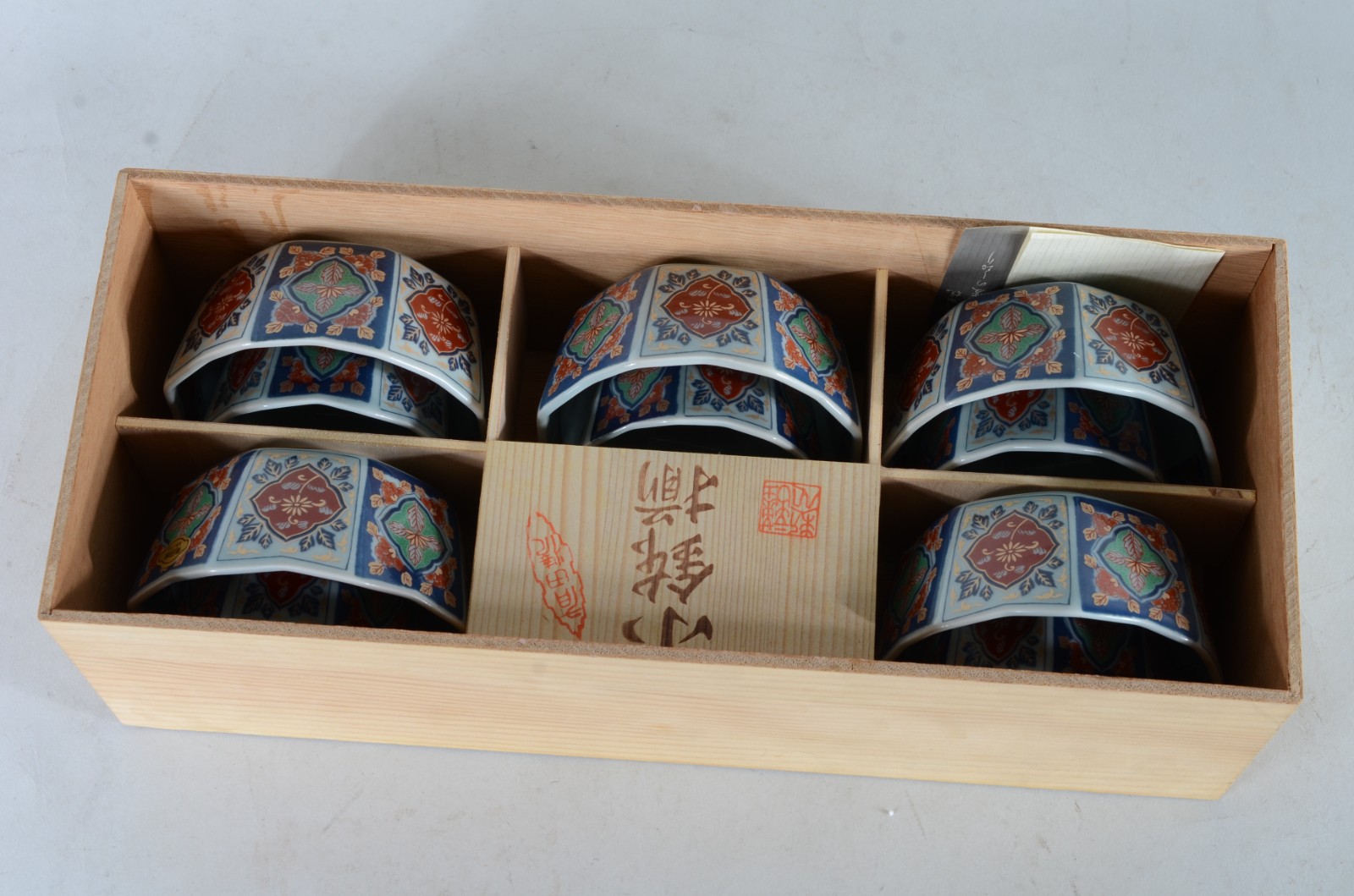 Conjunto com 10 bowls de porcelana japonesa policromada. Com 2... - foto 10 de 10