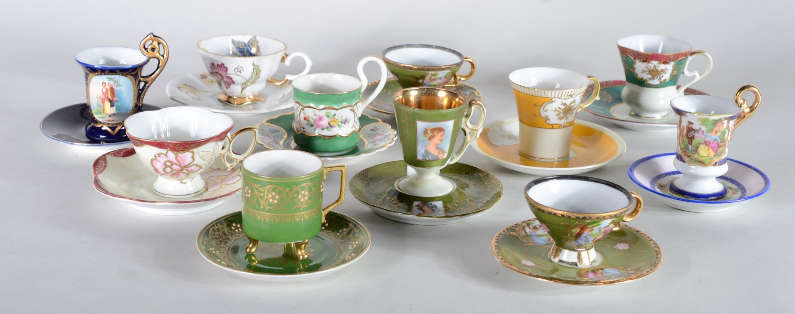 Onze xícaras de café com pires, em porcelana de diferentes modelos e... - foto 1 de 9