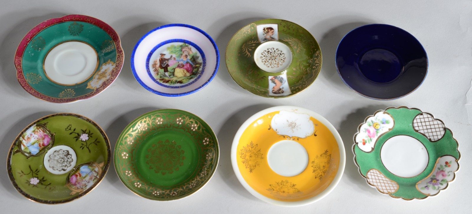 Onze xícaras de café com pires, em porcelana de diferentes modelos e... - foto 2 de 9