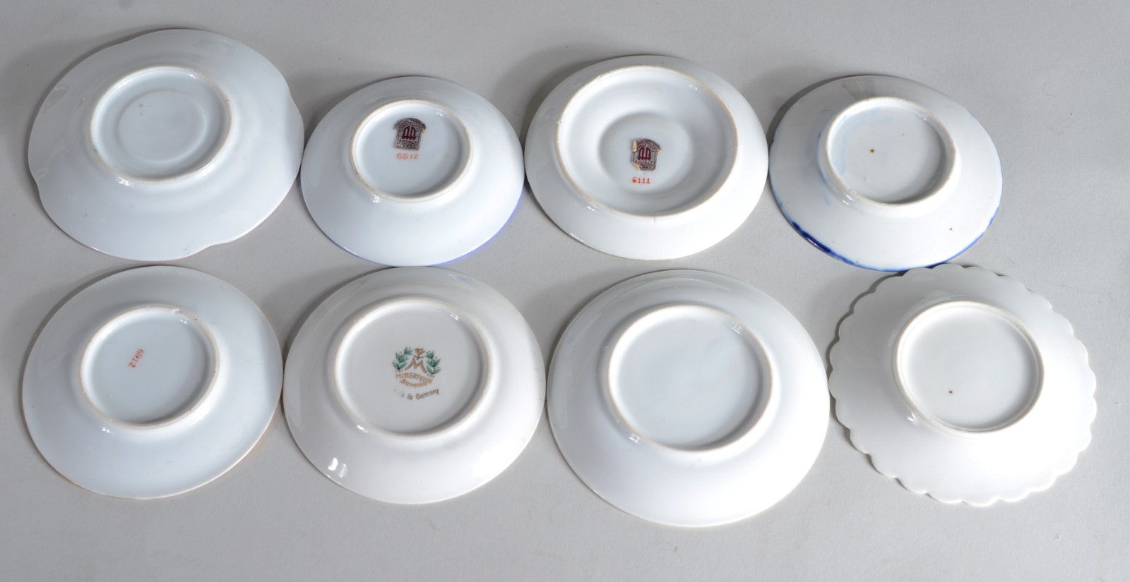 Onze xícaras de café com pires, em porcelana de diferentes modelos e... - foto 3 de 9