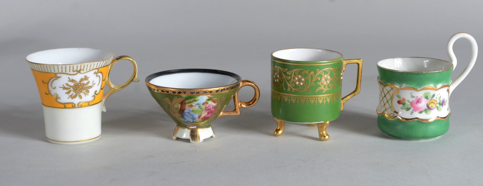 Onze xícaras de café com pires, em porcelana de diferentes modelos e... - foto 7 de 9
