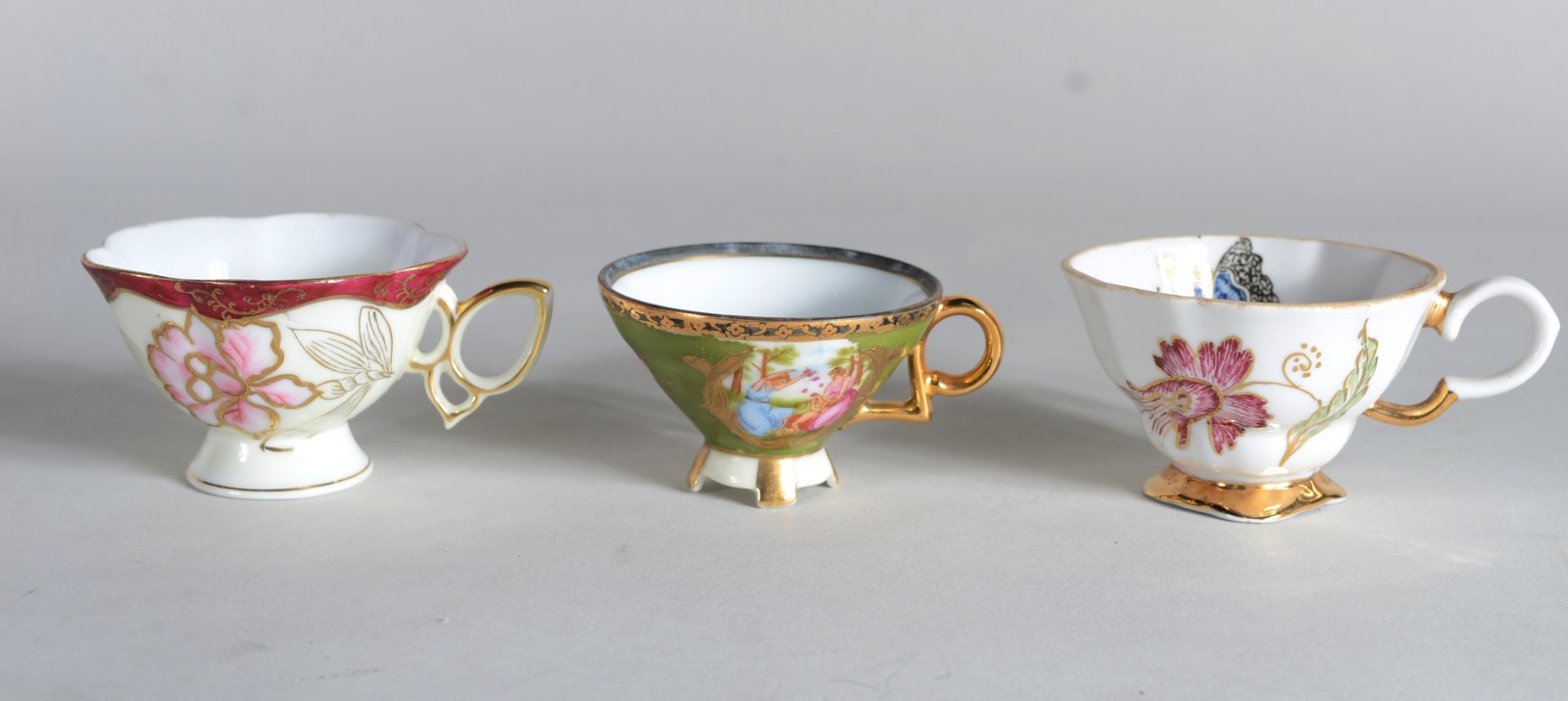 Onze xícaras de café com pires, em porcelana de diferentes modelos e... - foto 9 de 9